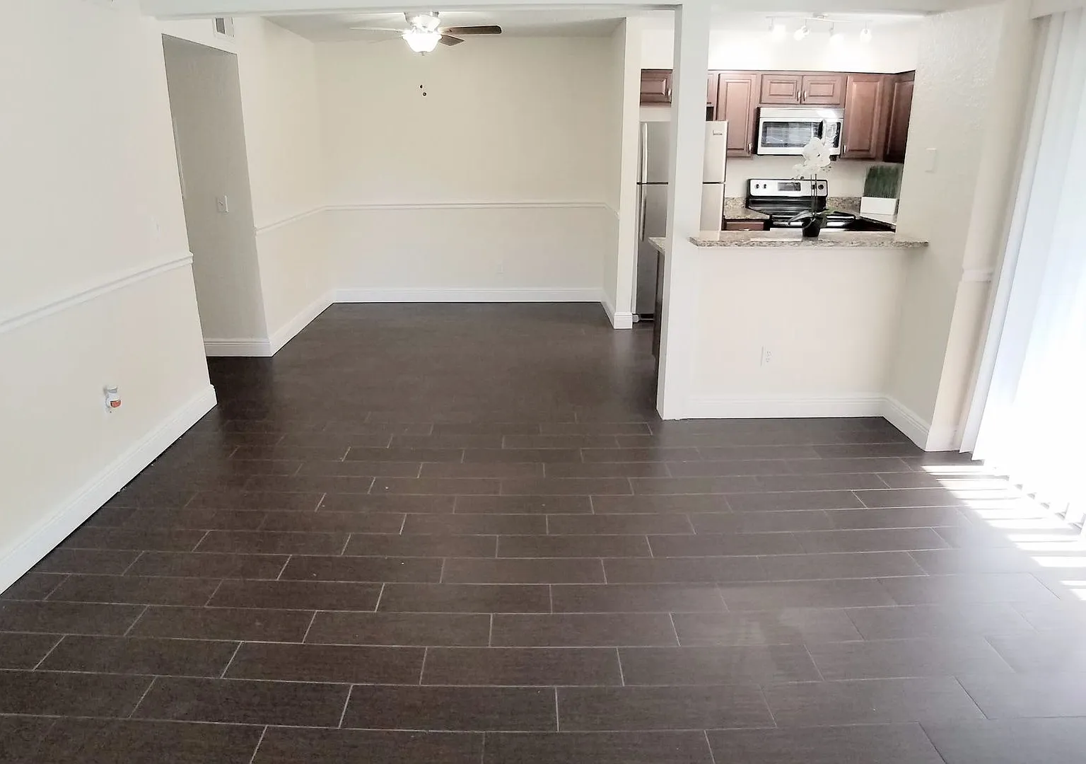 Beautiful Remodeled First Floor 2/2 Condo x Rent in Front of Full Sail ! — Photo 3
