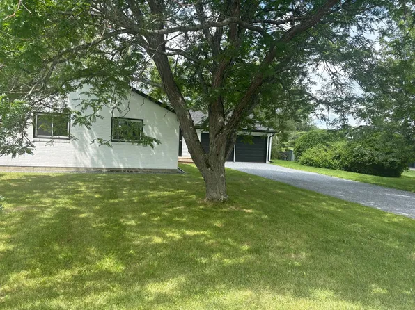 73 Candlewood Dr, Williamstown, MA 01267