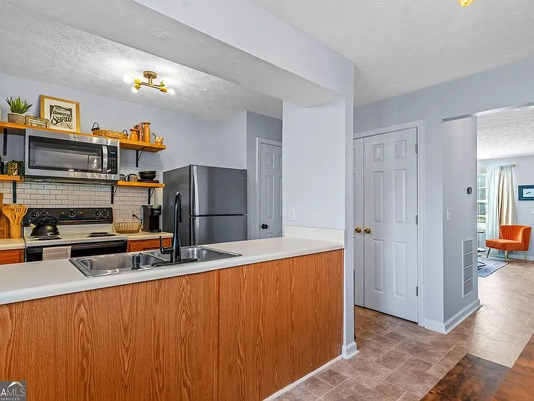 1327 Hollenbeck Ln — Photo 9