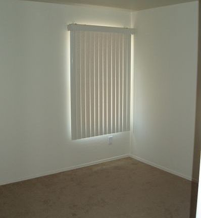 4th image of 2225 E La Salle St