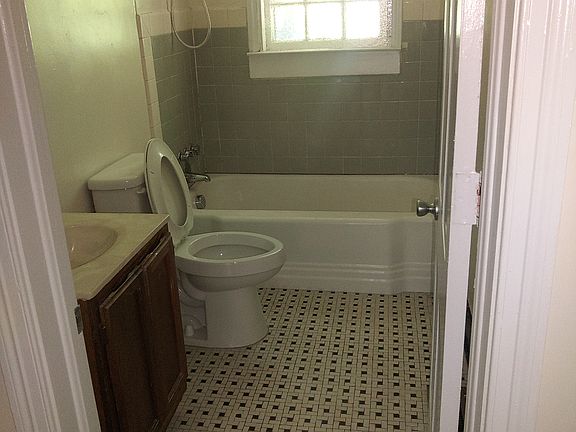 5th image of 608 N Pineview Ave