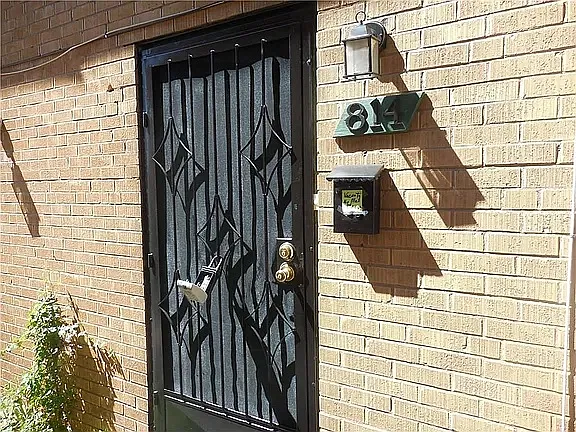 814 W Yandell Dr — Photo 3