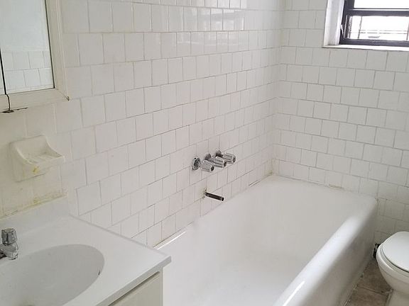 5th image of 2110 Westbury Ct APT 2N