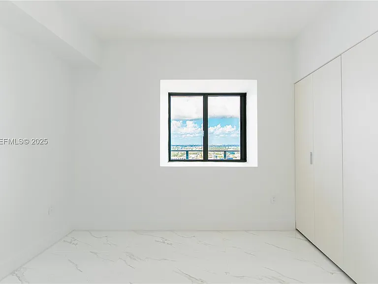 700 NE 24th St #2905 — Photo 4
