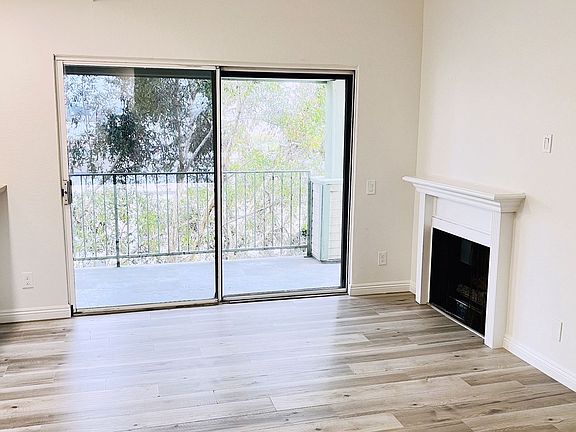 5th image of 1352 N Molino Ave #301