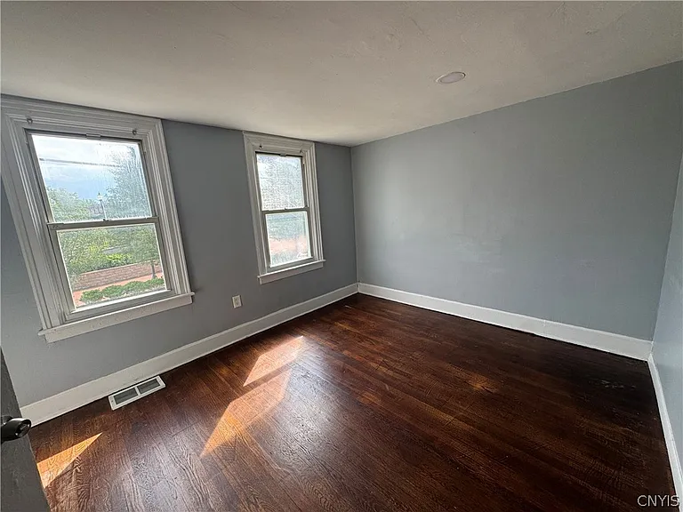 724 Warren St — Photo 5