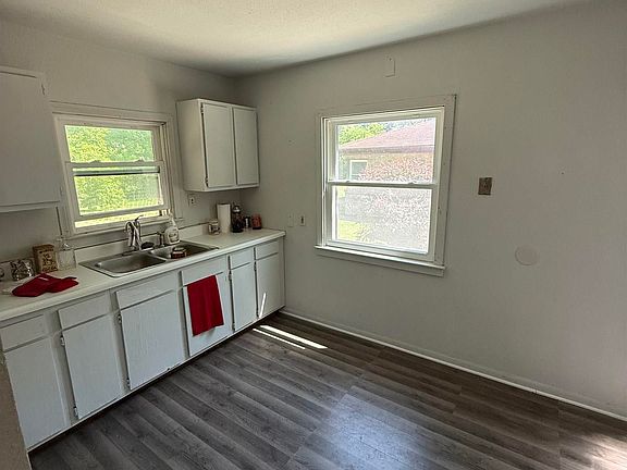 4th image of 2506 Owen St