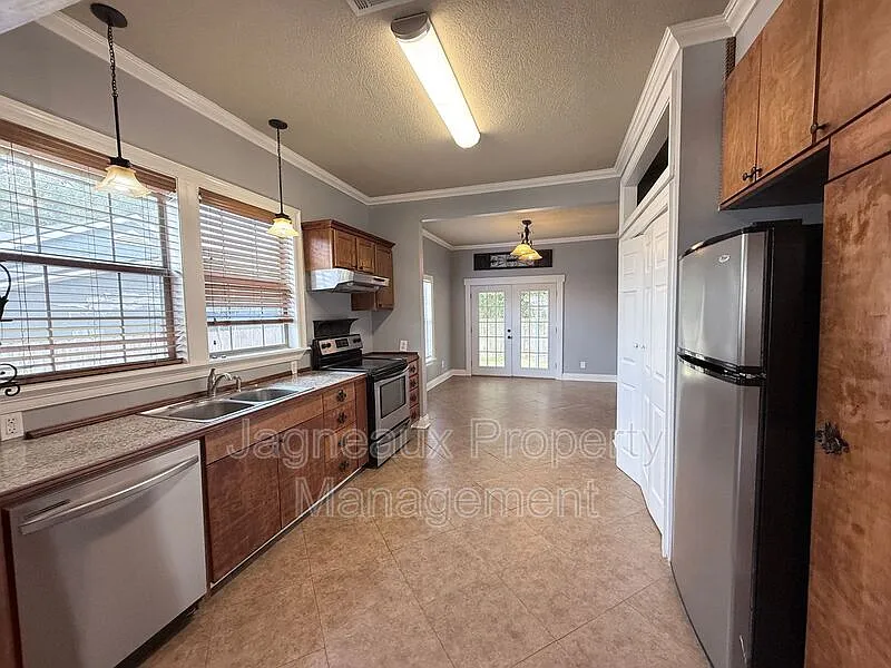 3 bed, 2.0 bath, $1,650 — Photo 3