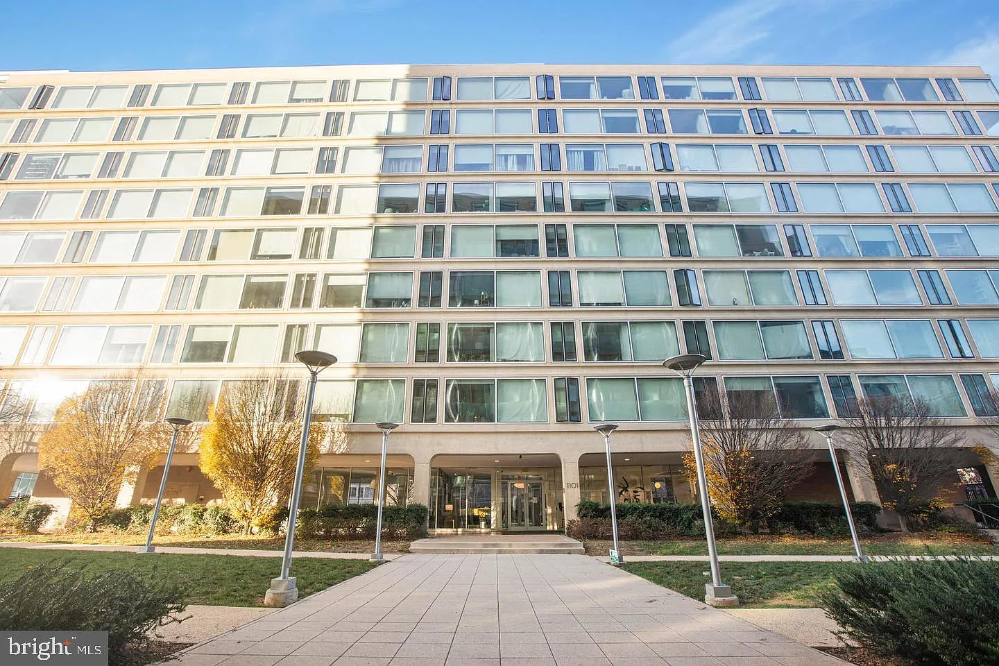 Waterfront Tower Sw — Photo 1