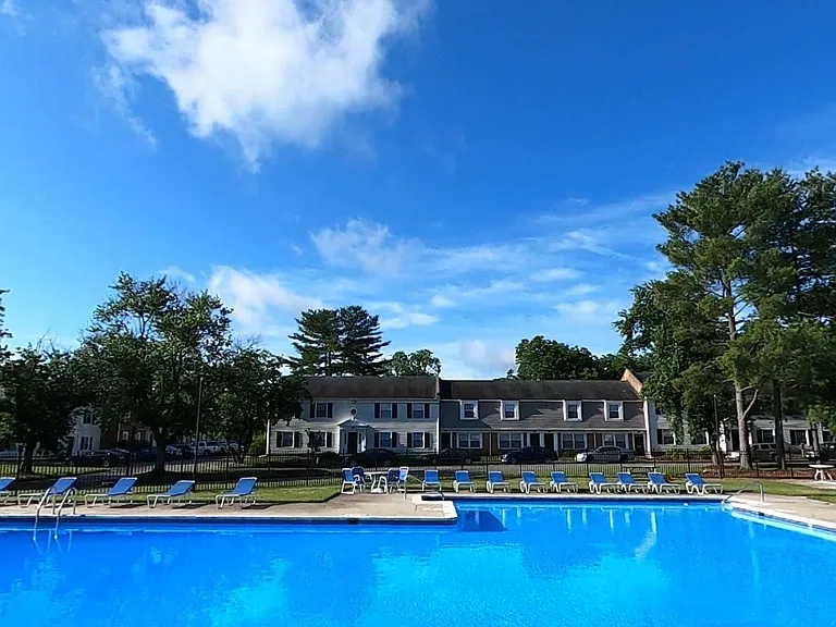 Colonial Apartments — Photo 14
