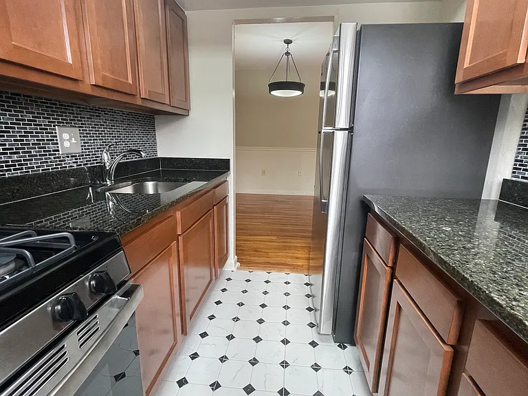 Kings Square Apartments — Photo 23