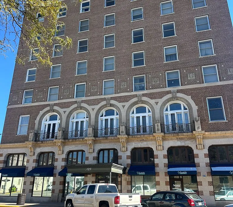 123 N Locust St #703
