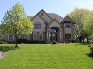 W291N3840 Round Hill Cir, Pewaukee, WI 53072