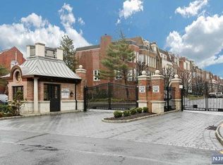 189 Kensington Dr #189, Fort Lee, NJ