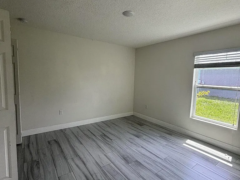 2231 SE Mariposa Ave — Photo 4
