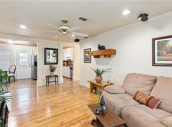 5th image of 216 Oak Dr W