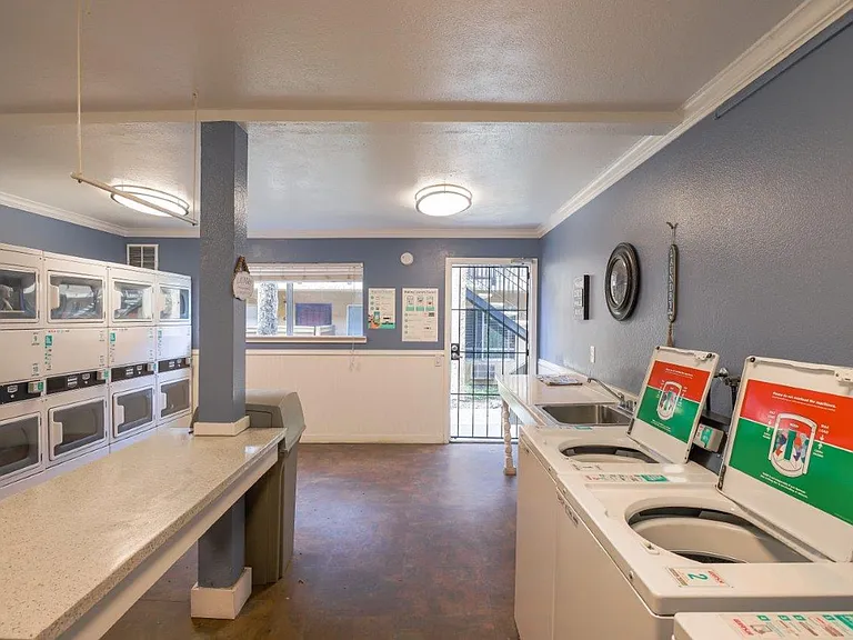 Parkview Poway Apartments — Photo 35