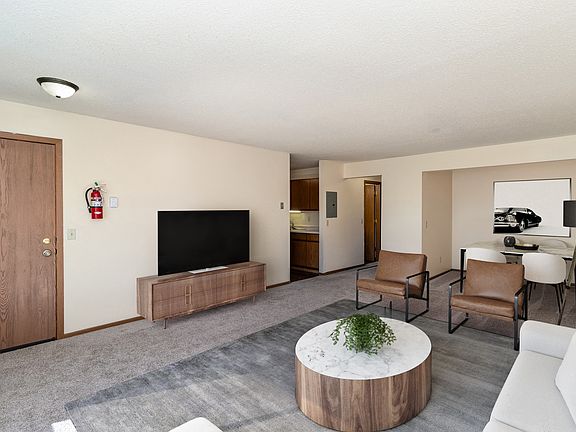 Hutchinson, MN Twin Oaks | 11A| Living