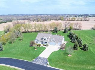 W7490 Ridgeside Dr, Neenah, WI 54956
