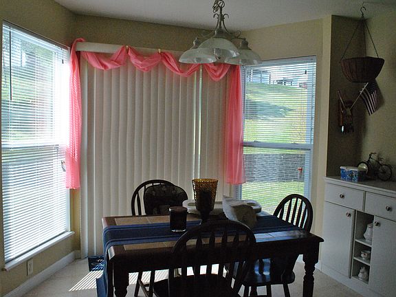 5th image of 445 Coventry Trail Ln