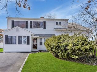 36 Glow Ln, Hicksville, NY 11801