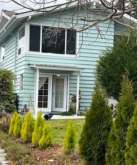 Rental room for a roommate. Walk down the stepping stones and enter via French Doors...Separate entry