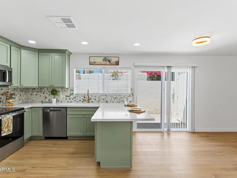 7308 E Berridge Ln — Photo 11