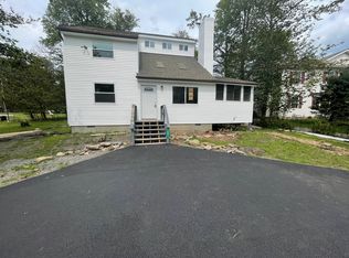 5651 Pembrook Dr, Tobyhanna, PA 18466