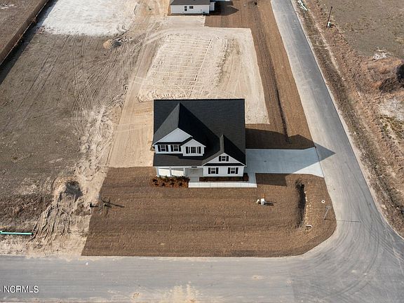4th image of 401 W Black Water Lane