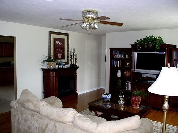 5th image of 380 Camelot Dr
