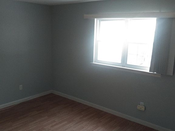 3rd image of 141 Park Dr N
