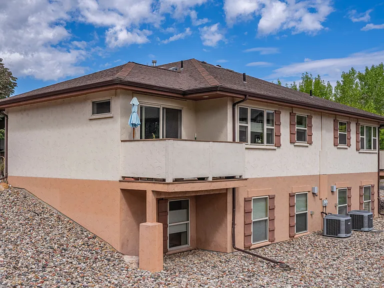 340 Castle Ridge Dr — Photo 2