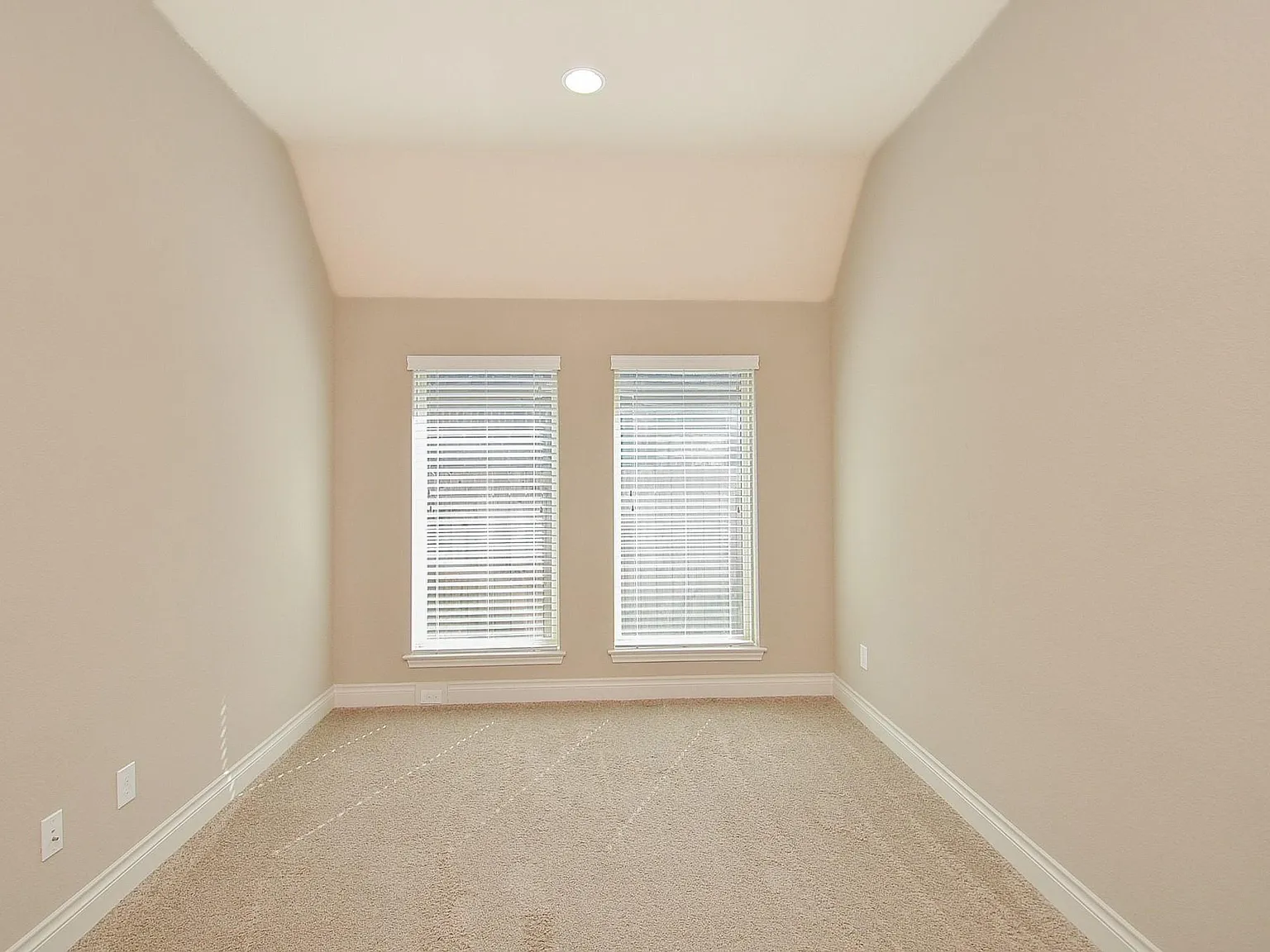 3 bed, 2.0 bath, 2219 sqft, $2,380 — Photo 4