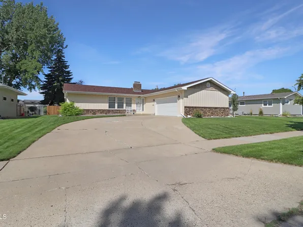 2115 2nd Ave E, Williston, ND 58801