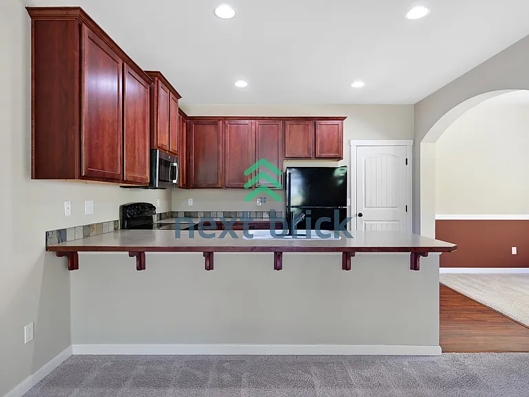 323 Graham Ave NE — Photo 3