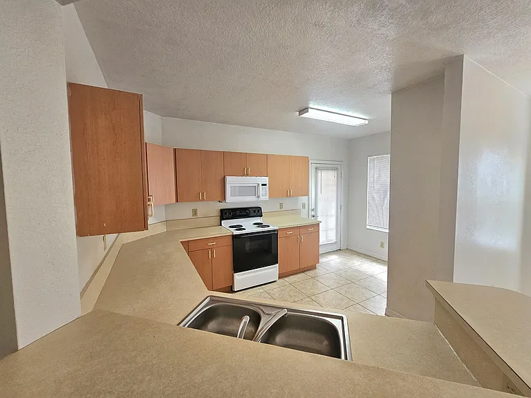 112 SW Peacock Blvd #7-101 — Photo 4