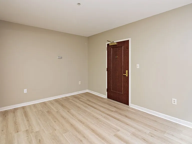 Astor Court Apartments — Photo 18