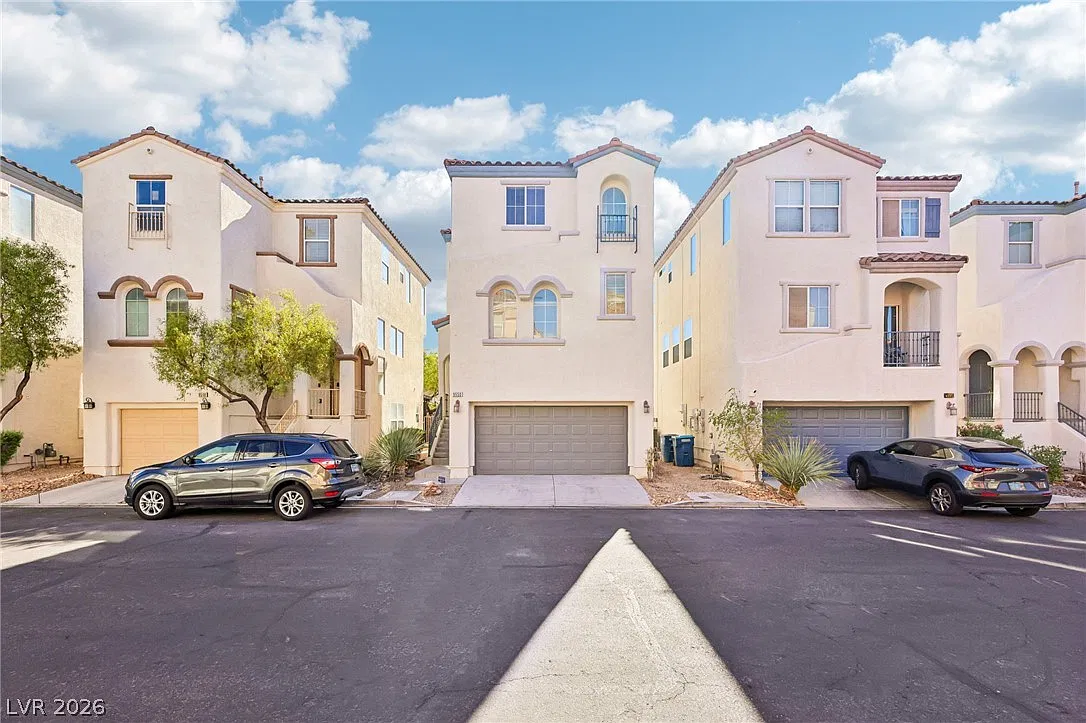 3 bed, 3.0 bath, 1693 sqft, $2,300 — Photo 1