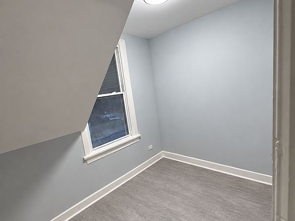 4th image of 2814 W Fletcher St #2R