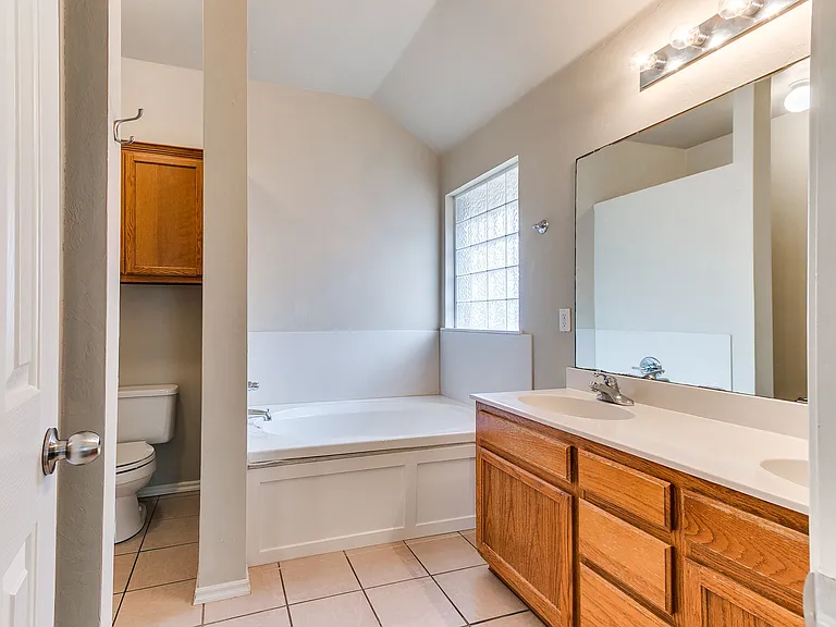 2109 Bradford Way — Photo 9