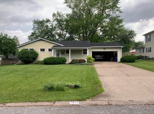 1612 Skyline Dr, Bettendorf, IA