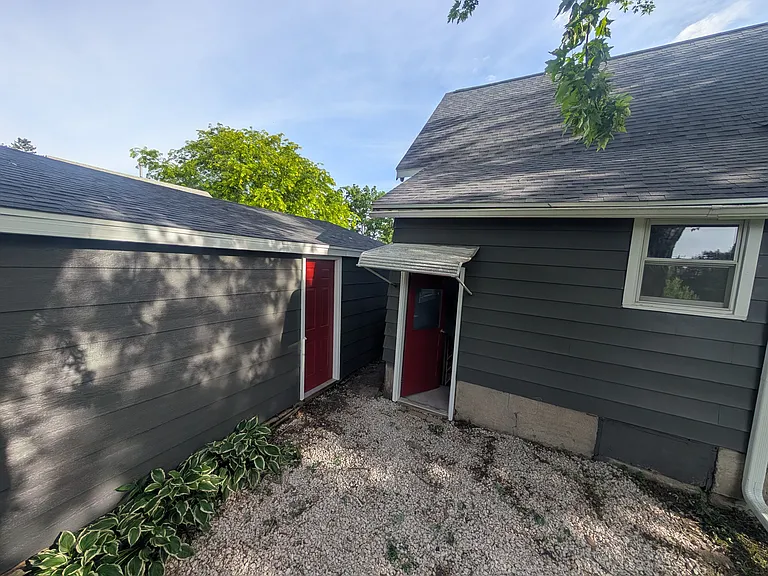 423 E Washington St — Photo 16