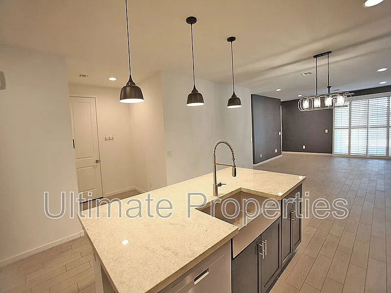 4 bed, 3.0 bath, 2049 sqft, $2,345 — Photo 4