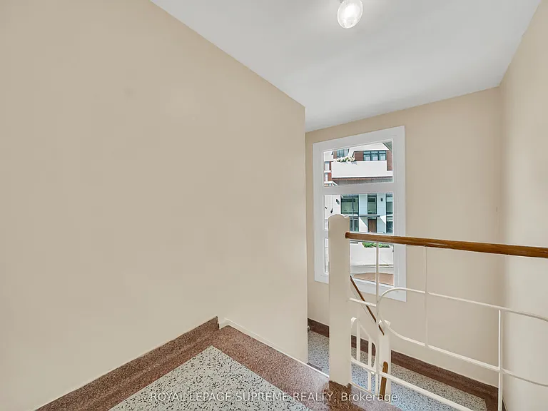 135 Kingsway Cres #4 — Photo 9