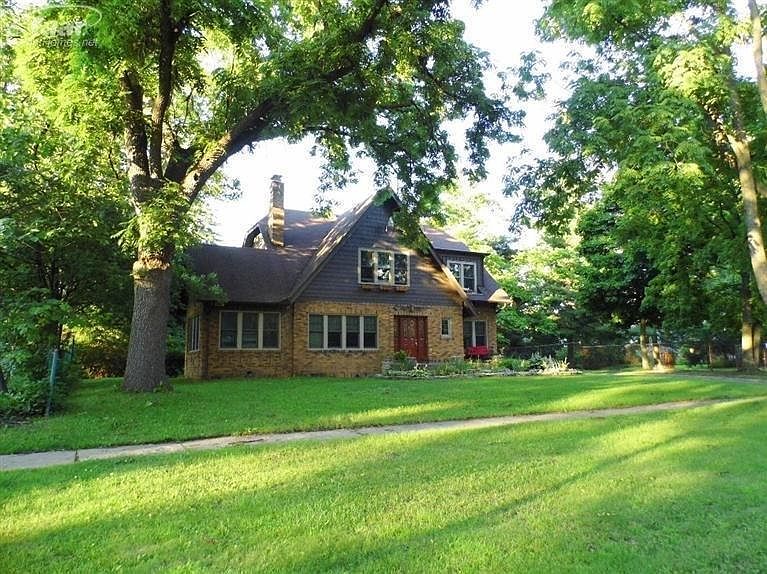 1st image of 929 Woodlawn Park Dr