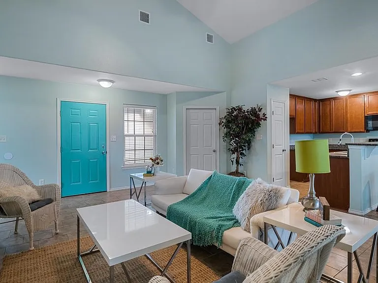 102 Pecan Harbor St — Photo 4