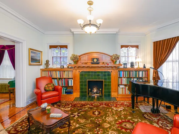 895 Summit Avenue image 3 of 22