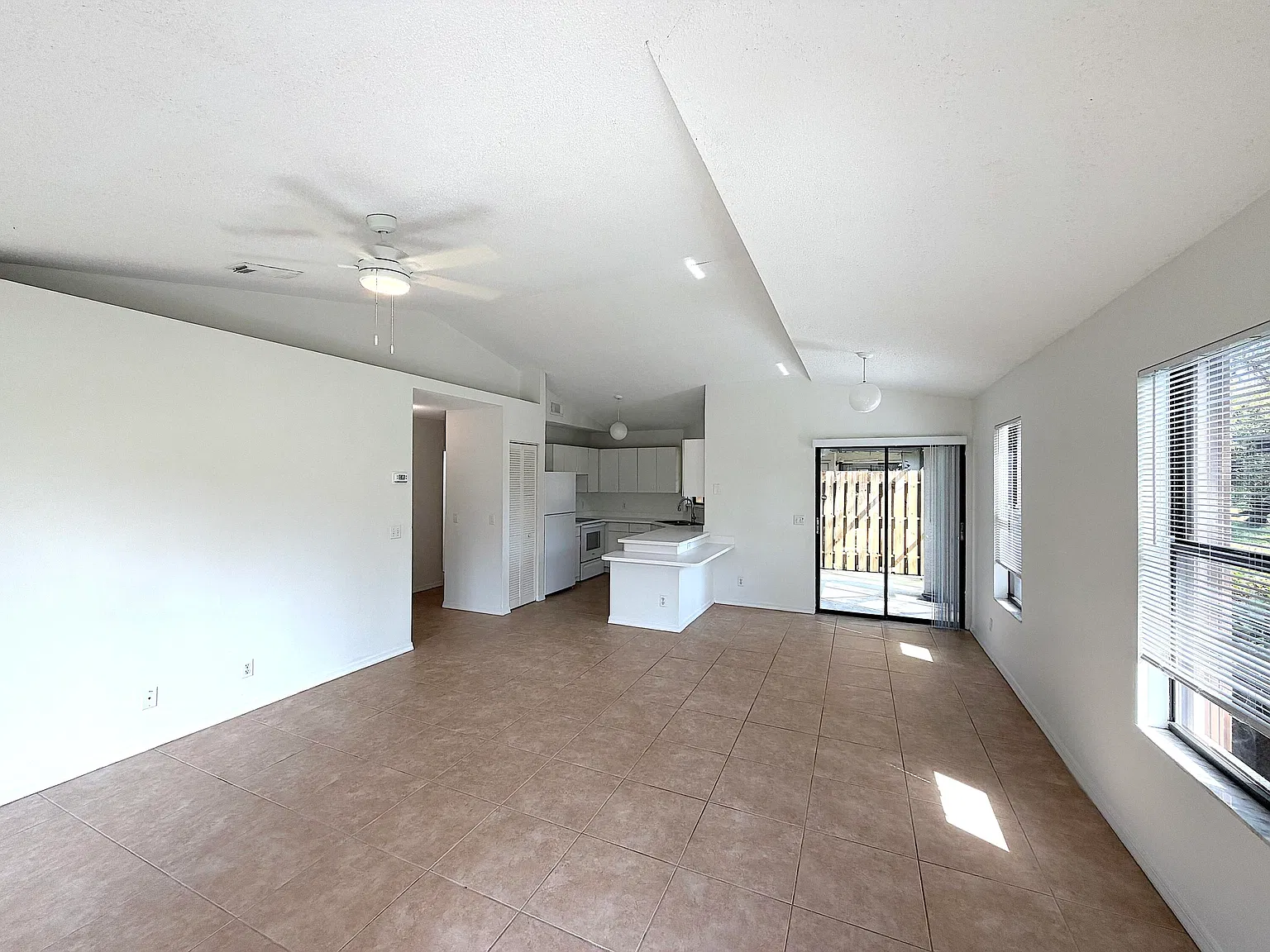 2 bed, 2.0 bath, 1005 sqft, $1,600 — Photo 2