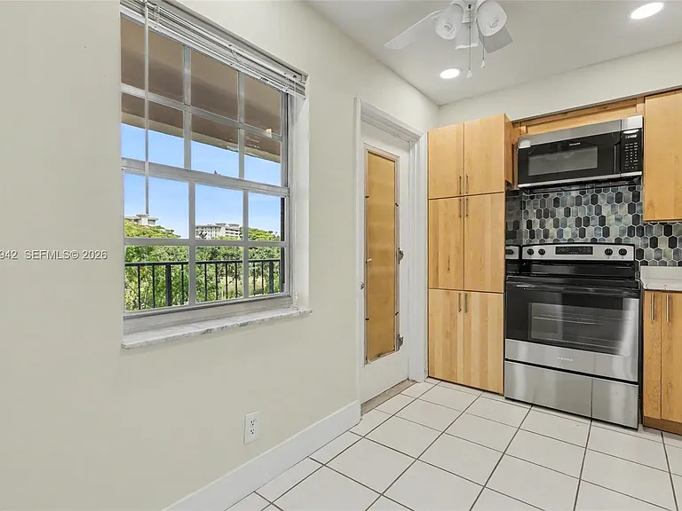 3250 N Palm Aire Dr #406 — Photo 5