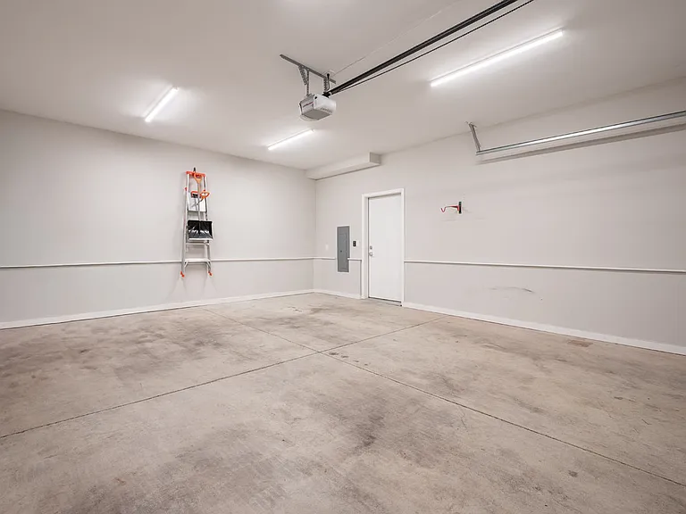 598 Lathrop St — Photo 39